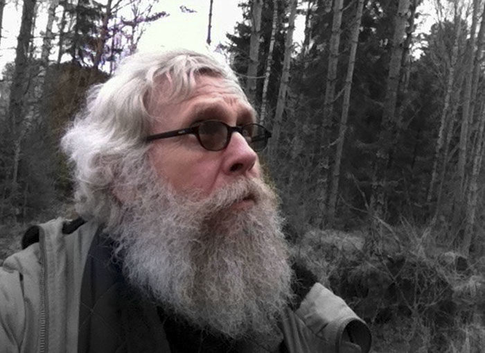 MIN HUSSE IGEN. När jag såg den här bilden idag, så beslöt jag att inrätta ett tomtedepartement, en sedan länge försummad nisch. Min husse får alltså också bli Tomteminister. Jag hoppas detta resulterar i fler julklappar till mig.