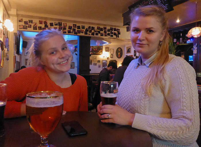 Husse var på Imogens pub Wilde Rose igår. Det är en pub där jag tidigare har gjort stor lycka. Min husse träffade Annija, som jag också minsann har träffat. Hon kan uttala mitt namn rätt, alldenstund hon är från Lettland, liksom min namne och presidentkollega Vaira Freiberga. Hoppas äppeljuicen de har i glasen var god.