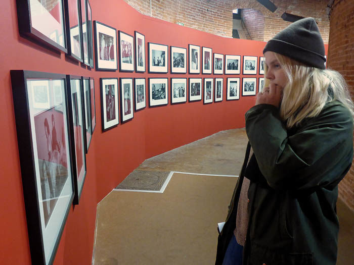 Min Agnes ser lite efterstänksam ut, när hon beundrar en bild på Fotografiska Museet i Toulouse. Jag har inte varit där inne, men min husse och jag brukade gå förbi där under våra morgonpromenader. Museet ligger i ett gammalt vattentorn. Nu vet du det.
