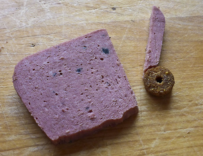 1. SKÄRA Skär en stav av leverpastejen. Tvärsnittet ska vara samma som Froloicen ungefär.