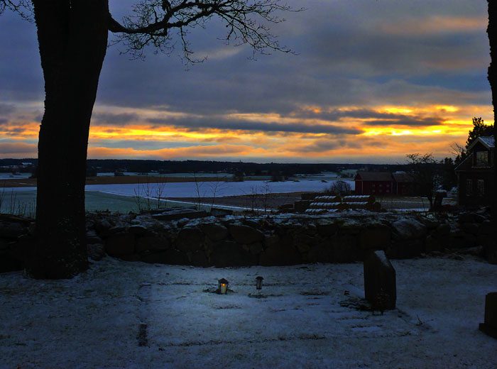 olen går ner vid Heda kyrkogård. Ibland känns det som den aldrig ska gå upp igen, men imorgon är det en ny dag. Fast det blir aldrig samma utan min Per.