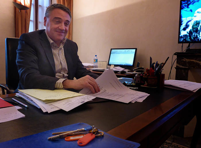 Notarien är en viktig man i franska kommuner. Han är så viktig, så han tituleras Maître och får ha sitt kontor jämte presidentpalatset. Han heter Jérôme Besset. Det är han som har skickat alla papper till min husse. Du ser också nycklarna.