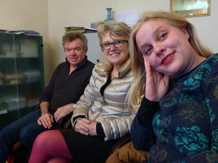 På denna bild kan du skåda monsieur Alain Mestre, madame Jacqueline Mestre och mitt djuridiska ombud och tolk Min Agnes Hedbor. Det var madame Jacqueline Mestre som ägde huset innan mig. Långt innan dess var det hennes farföräldrar.