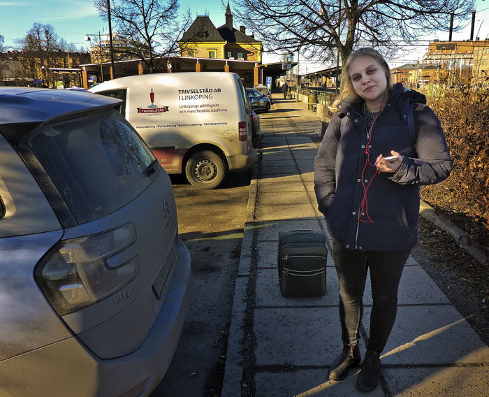 Hej då till min Agnes, som gjorde en katastrofal felprioritering igår. Att ta tåget till Uppsala och lämna sin Vaira är så fel det kan bli. I den smutsiga bilen i en bur, ligger en sörjande Vaira.