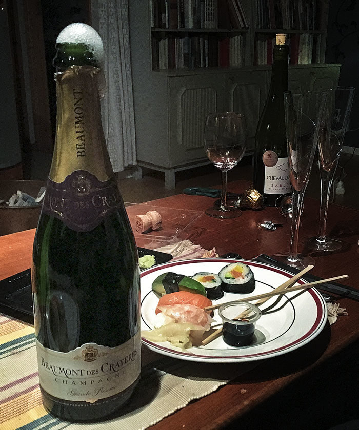 Helt värdelös mat. Sushi kanske är gott. Vad vet jag? Jag fick minsann inte smaka, fastän jag gärna hade haft två palats. Champagne bara kittlar i nosen. Inget att ha alls.