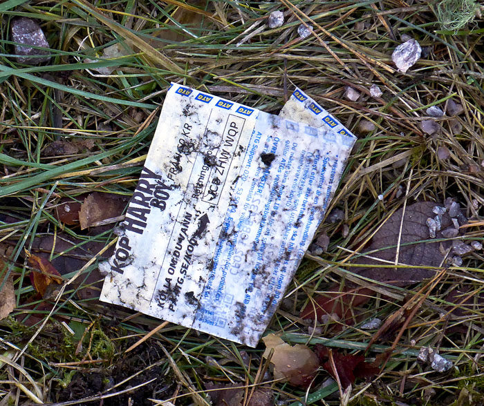 Inte vet jag säkert, men jag tror inte att det var någon vinst på den här lappen. Den fick i vilket fall som helst göra sällskap med plastskeden i bajspåsen, den utan bajs alltså.
