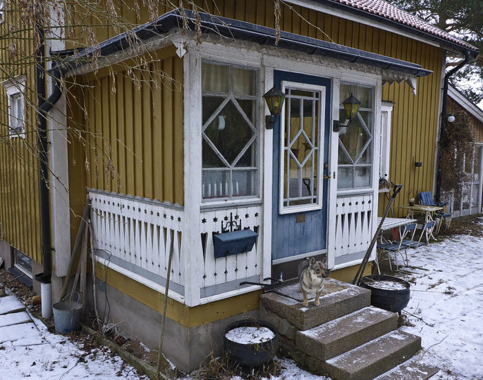 Stentrappor är kalla och eländiga. Det finns bättre material idag. Inte behöver man smårutor i fönster numera heller. Tillgången på stora fönster utan pinnar är god. Nej, det är bara att riva.