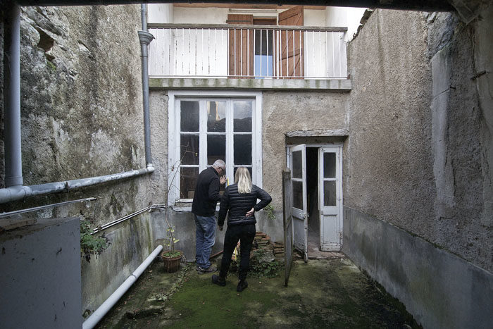 Så här ska en fin innergård se ut. Det är innergården i mitt nya paradis i Aurignac. Sällan har man sett så dekorativa avloppsrör i en svensk trädgård. Låter bara min husse skräpet ligga kvar, så hittar jag nog ett ställe att gömma ben.