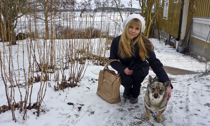 Sara och jag vid mitt palats och min sjö. Sara var väldigt snäll. Hon hade med sig en semla till husse och extragoda tuggben till mig. Ett föredöme för alla journalister. Fast jag är lite missnöjd med bilden.