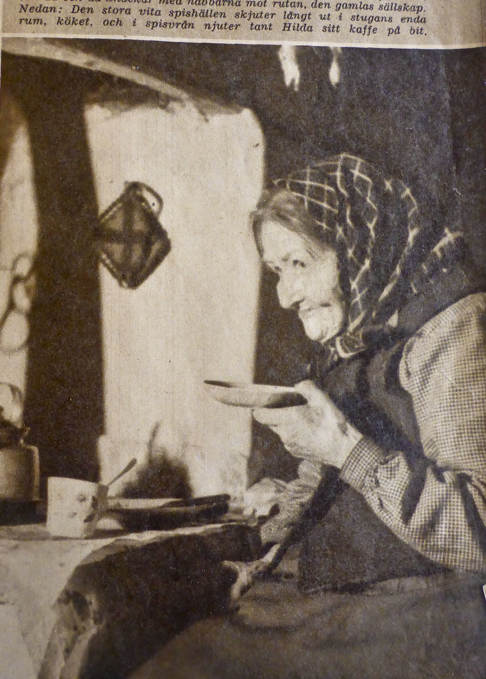 Detta är tant Hilda, som sitter och dricker sitt kaffe på fat. Man gjorde så på den tiden säger min husse. Han borde ju veta, eftersom han har upplevt den.