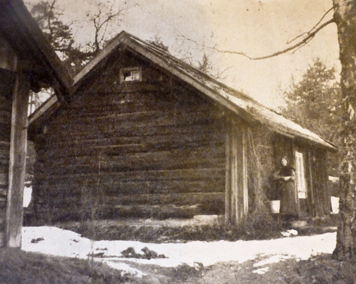 Huset som tant Hilda bodde i var inte stort. Där fanns bara ett rum med en stor öppen spis. Det räckte tydligen åt tant Hilda.