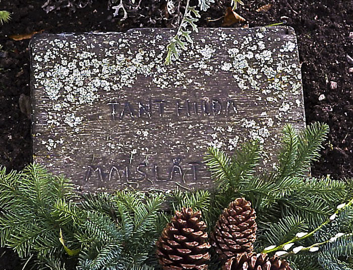 Tant Hilda ville ha en enkel gravsten. Den är gjord av en ekplanka från hennes hus och den ligger bara på marken. Graven finns på Tåby kyrkogård, strax utanför Söderköping.