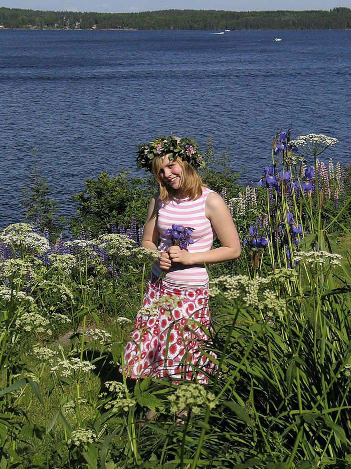 Min Agnes en midsommarafton för länge sedan. Som du ser har vi blommor här, trots att vi ligger så långt norrut, men det är bara på midsommar vi använder blommor som hattar.