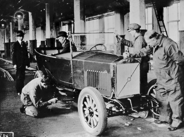 I Sverige tillverkar vi världens bästa bilar. Volvo heter de. Du ser själv vilka linjesköna fordon det kommer ut från fabriken i Göteborg. Schweiz gör inga bilar.