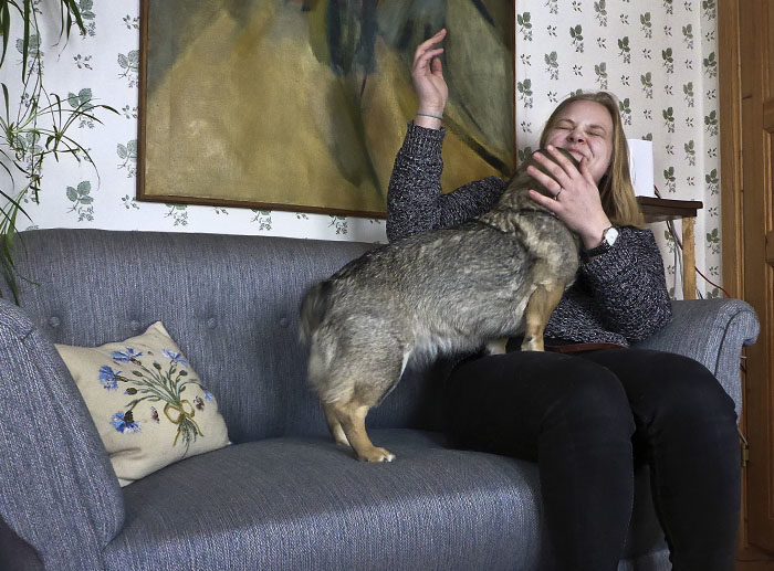 Är det något som min Agnes gillar, så är det att bli slickad och pussad i ansiktet. Jag vill förstås vara snäll mot min Agnes, så jag pussar som bara den. Vilken tur min Agnes har som har mig. Fast jag har tur som har min Agnes.
